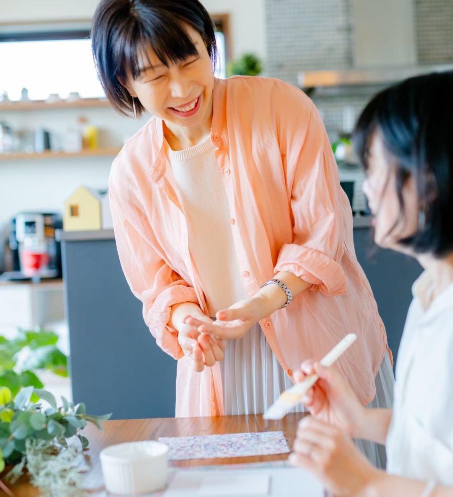 仲間と一緒に手を動かす様子